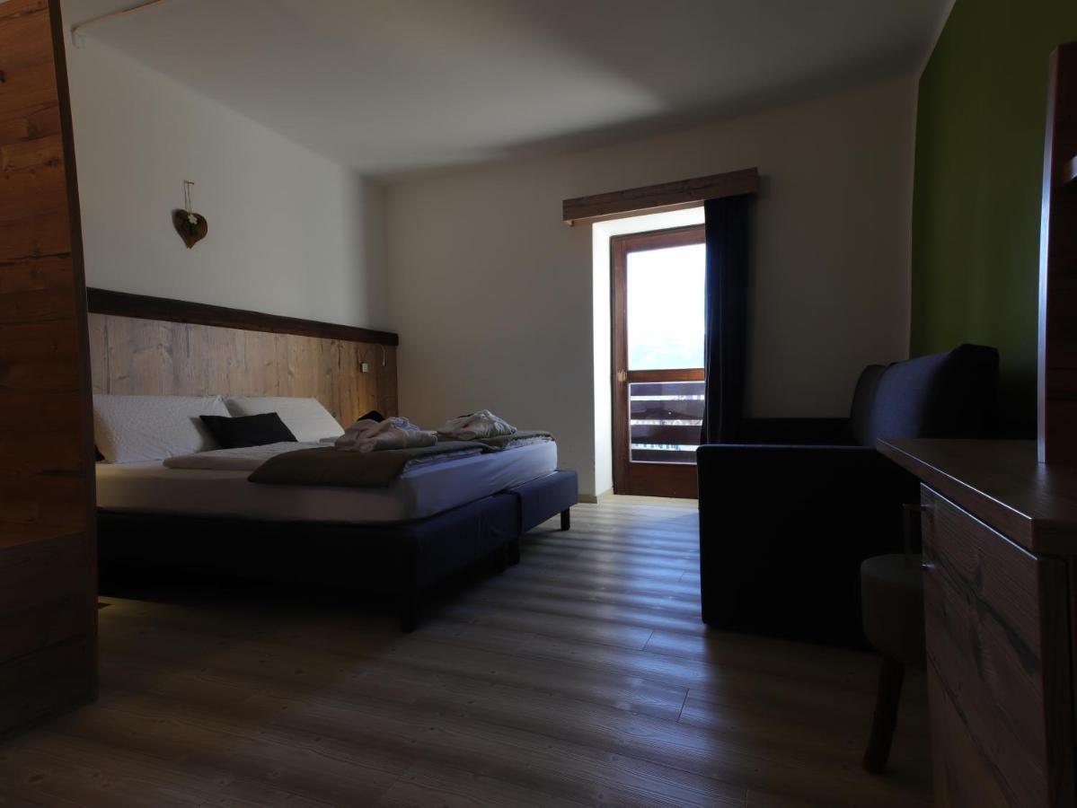 Hotel Alla Rocca Varena Esterno foto