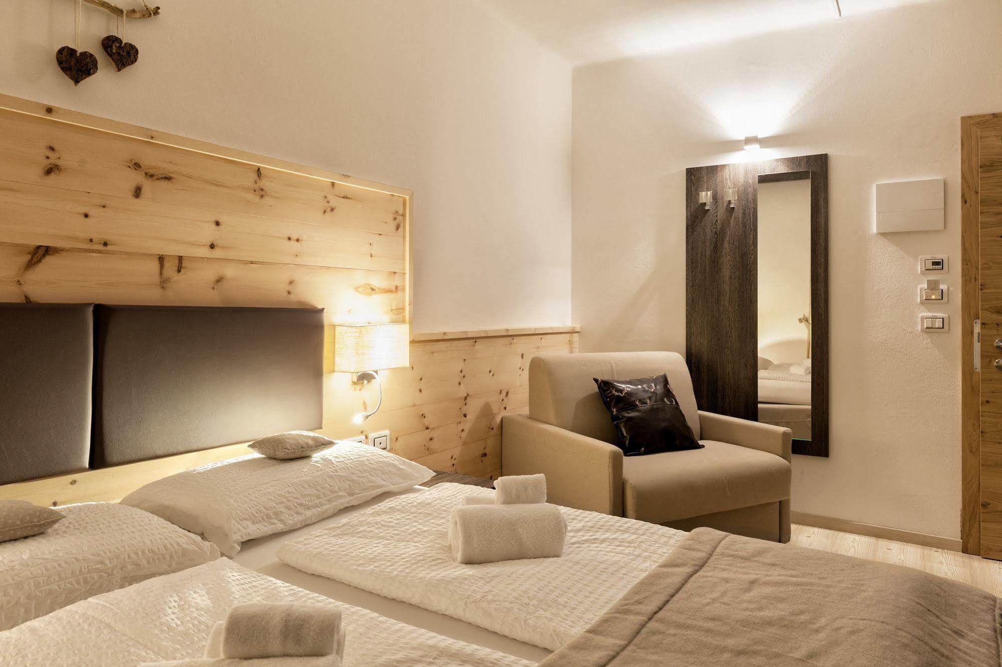 Hotel Alla Rocca Varena Esterno foto