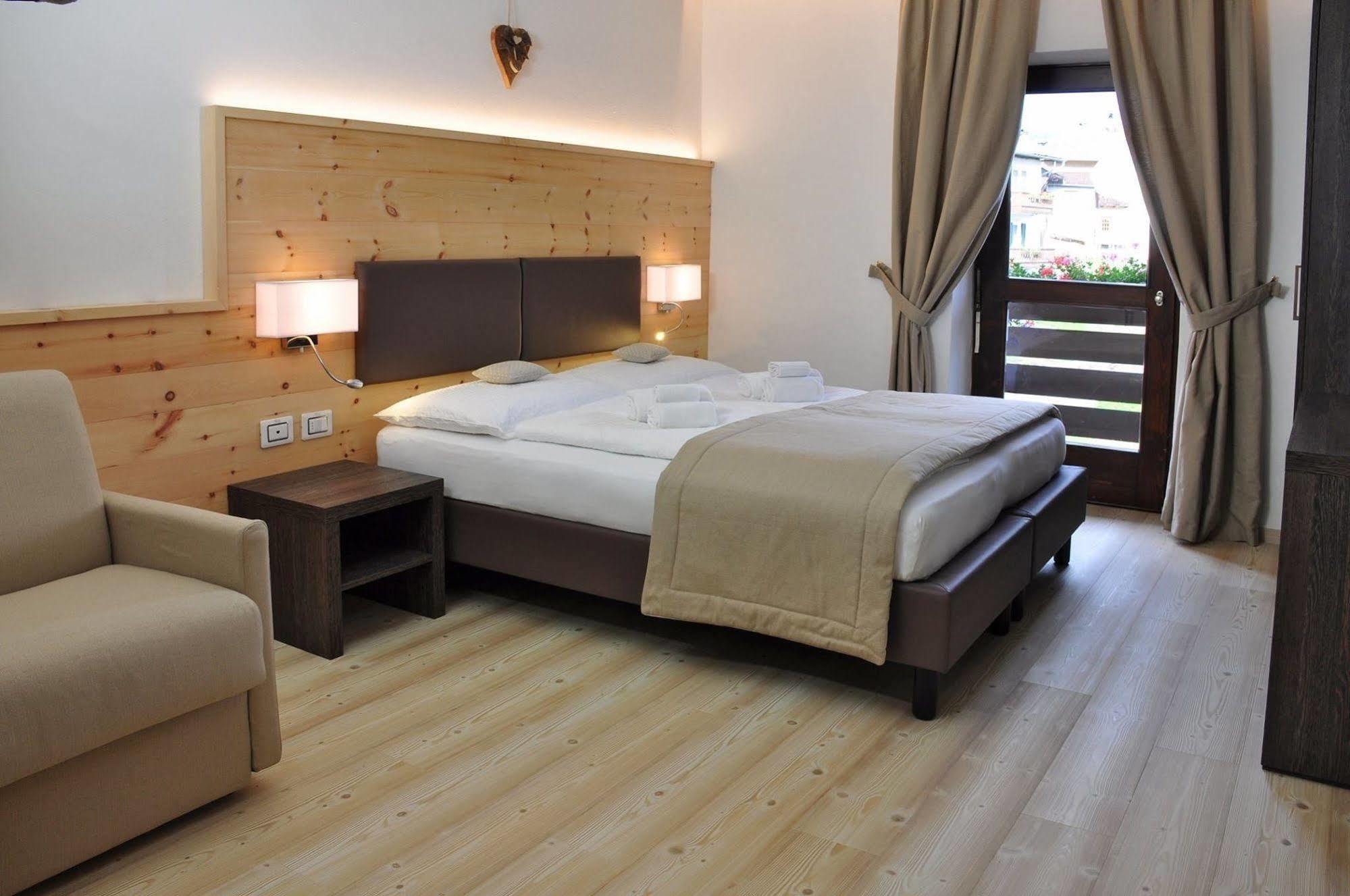 Hotel Alla Rocca Varena Esterno foto