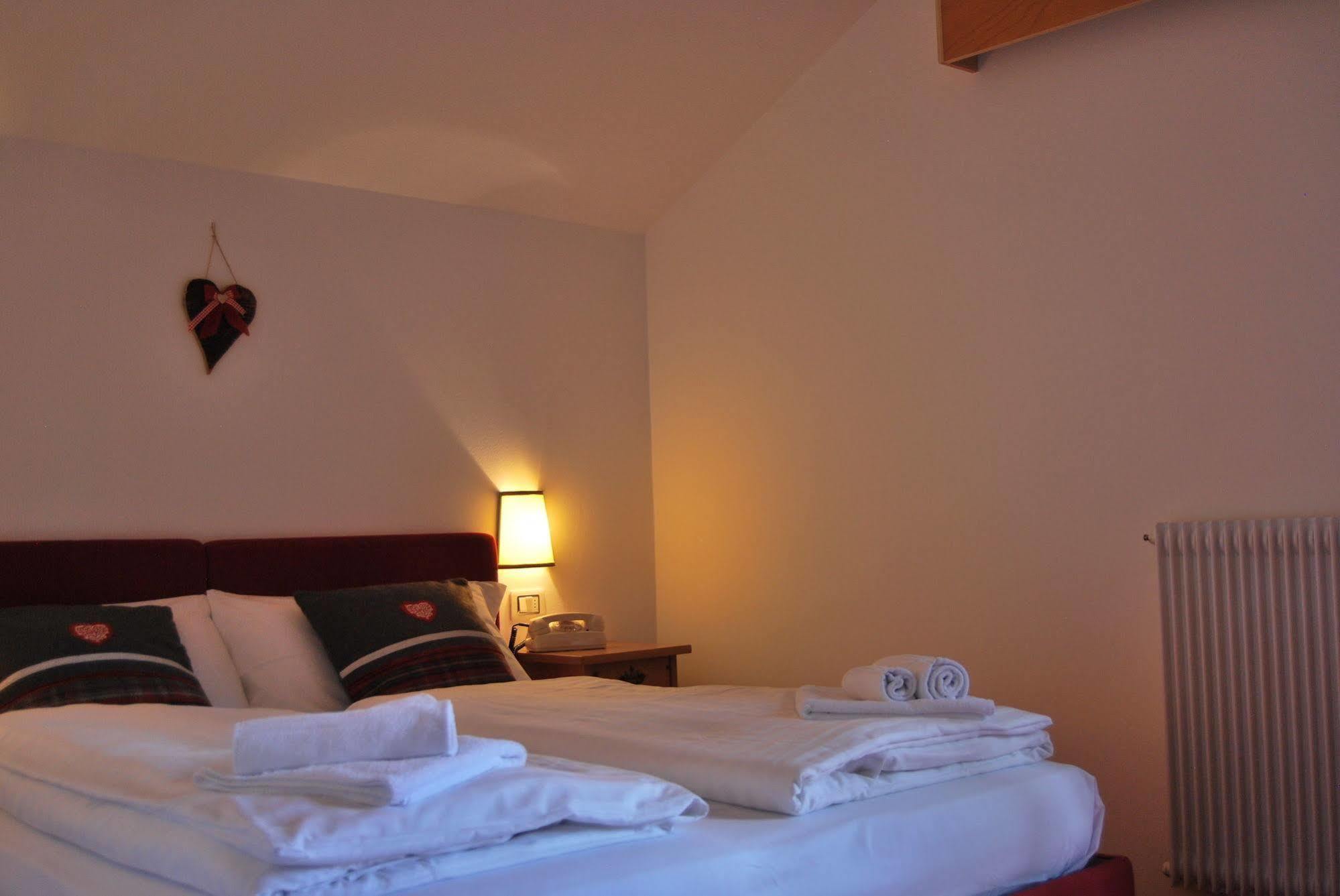 Hotel Alla Rocca Varena Esterno foto