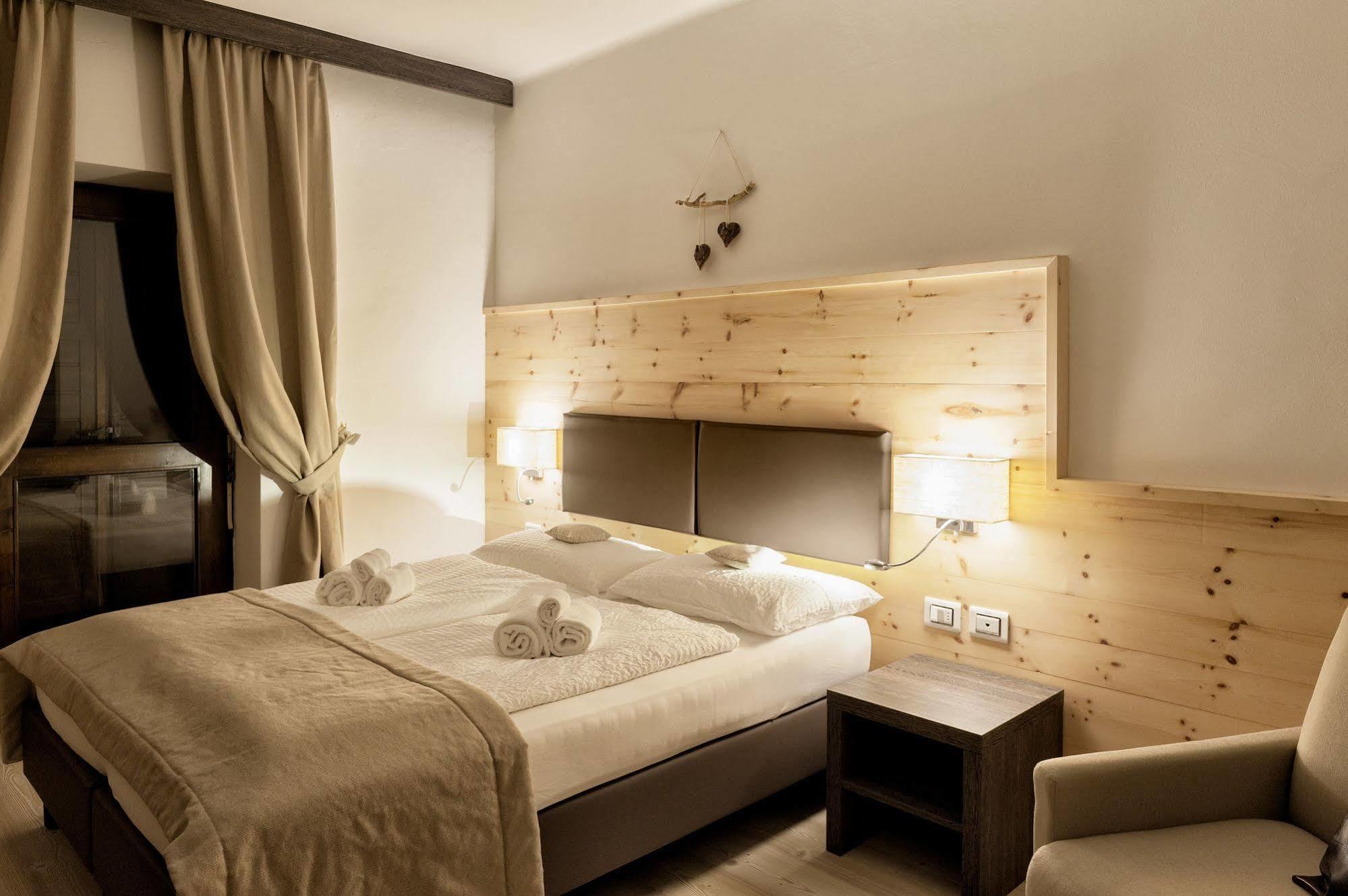 Hotel Alla Rocca Varena Esterno foto